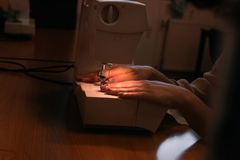 Moda na szycie ręczne – powrót do rzemiosła w erze fast fashion