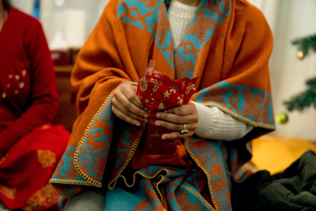 Szycie strojów historycznych – jak wiernie odtworzyć ubrania z epoki