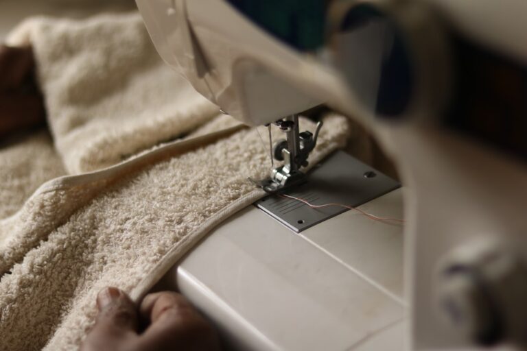 Jak przyszyć guzik koszulowy – poradnik dla początkujących
