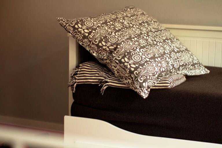 Szycie poduszki dekoracyjnej – krok po kroku