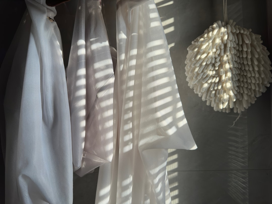 Taśma do firan – jak wybrać i przyszyć dla idealnych marszczeń?